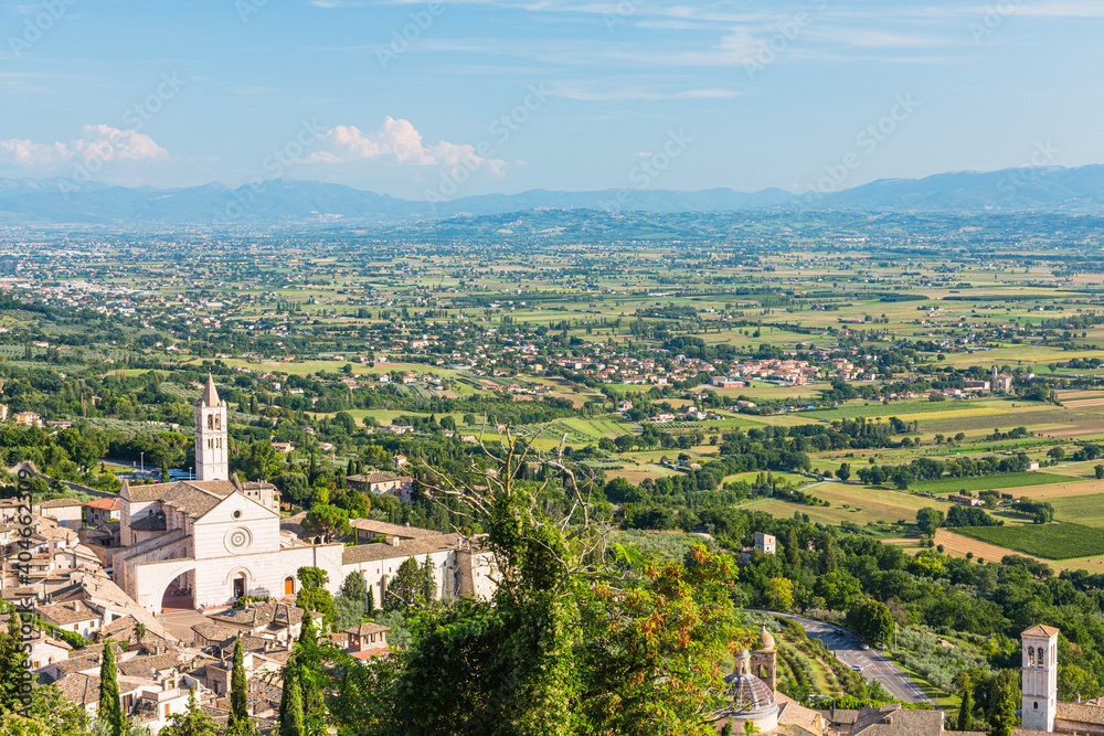 イタリア　丘から見えるアッシジのサンタ・キアラ聖堂
