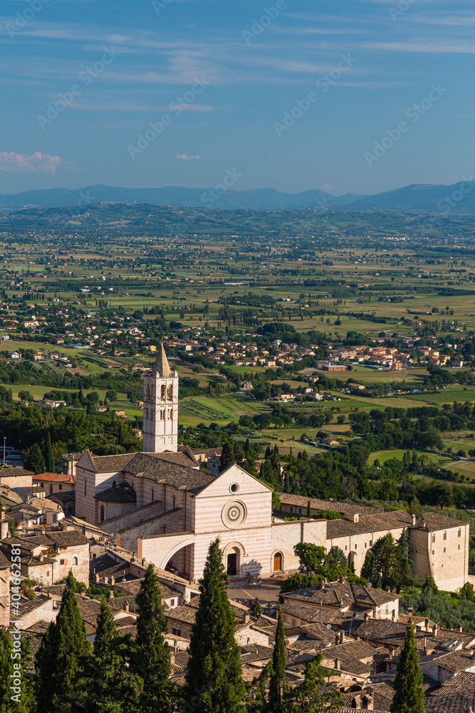 イタリア　丘から見えるアッシジのサンタ・キアラ聖堂
