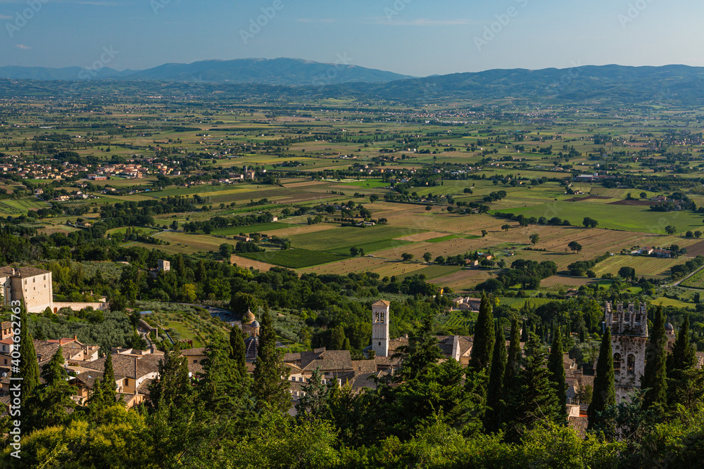 イタリア　丘から見えるアッシジ郊外の風景
