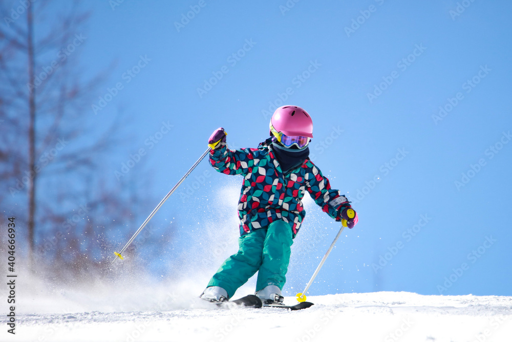 スキーをする女の子