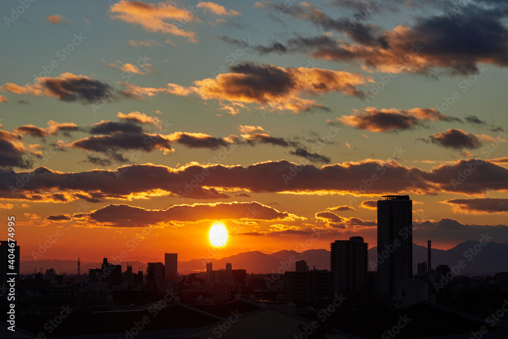 冬の名古屋市上空の綺麗な夕焼けの風景