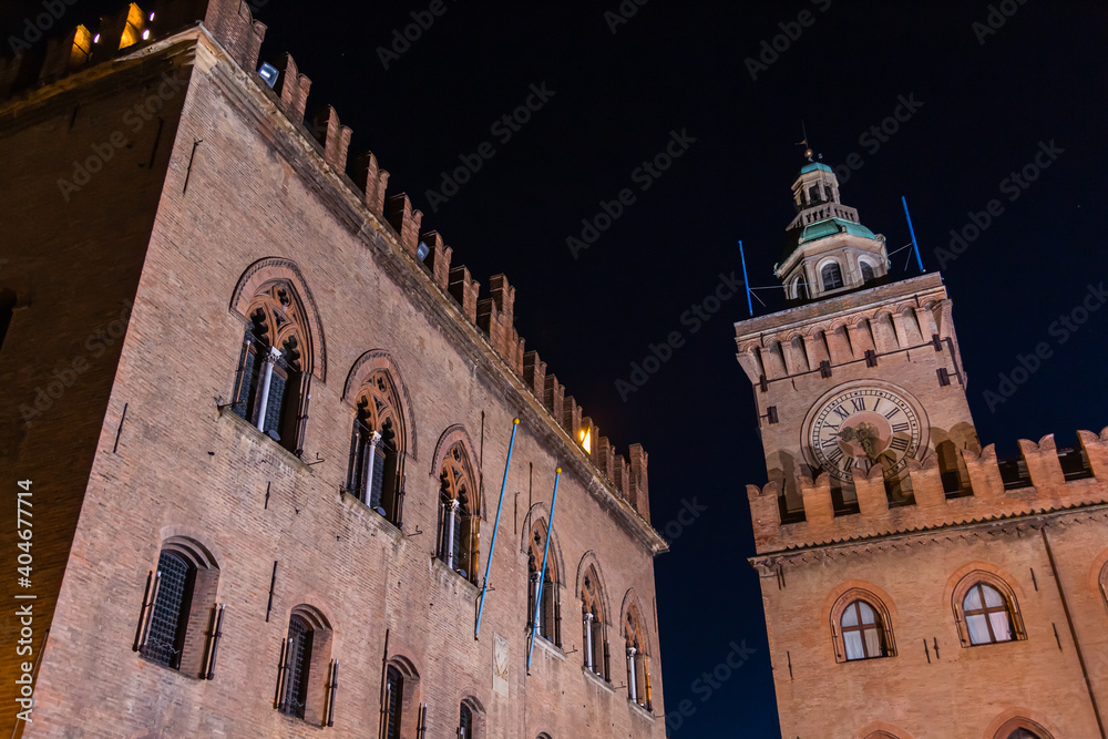 イタリア　ボローニャの夜のアックルシオ宮殿
