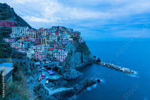 イタリア チンクエ・テッレの夕暮れ時のマナローラ