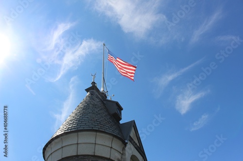 アメリカ合衆国国旗が青空の下になびく写真。アメリカ星条旗。 photo