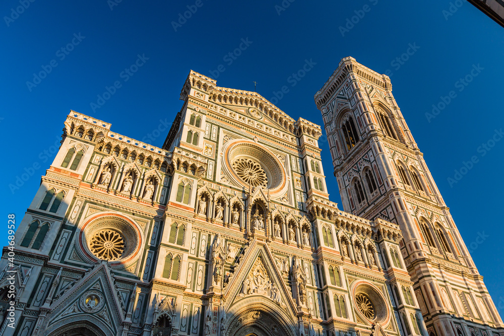 イタリア　フィレンツェのドゥオーモ、サンタ・マリア・デル・フィオーレ大聖堂のファサードとジョットの鐘楼