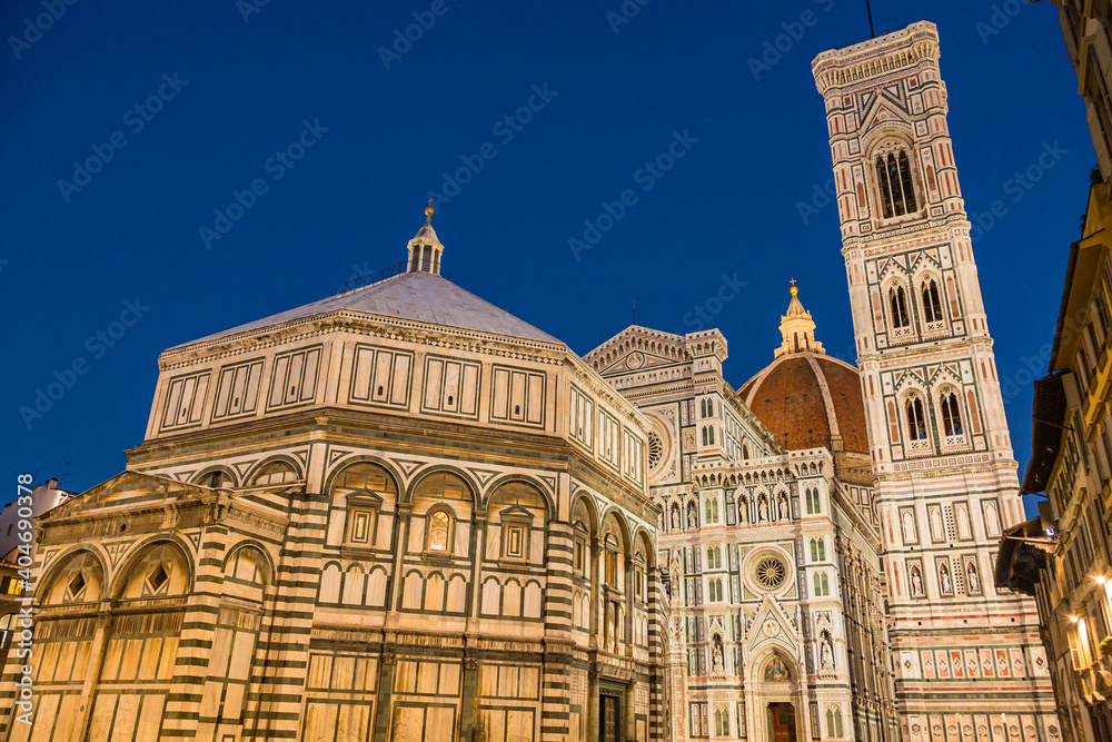 イタリア　夜のフィレンツェのドゥオーモ、サンタ・マリア・デル・フィオーレ大聖堂とサン・ジョヴァンニ洗礼堂