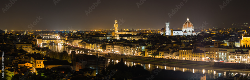 イタリア　ミケランジェロ広場から見えるフィレンツェの夜景とライトアップされたドゥオーモ