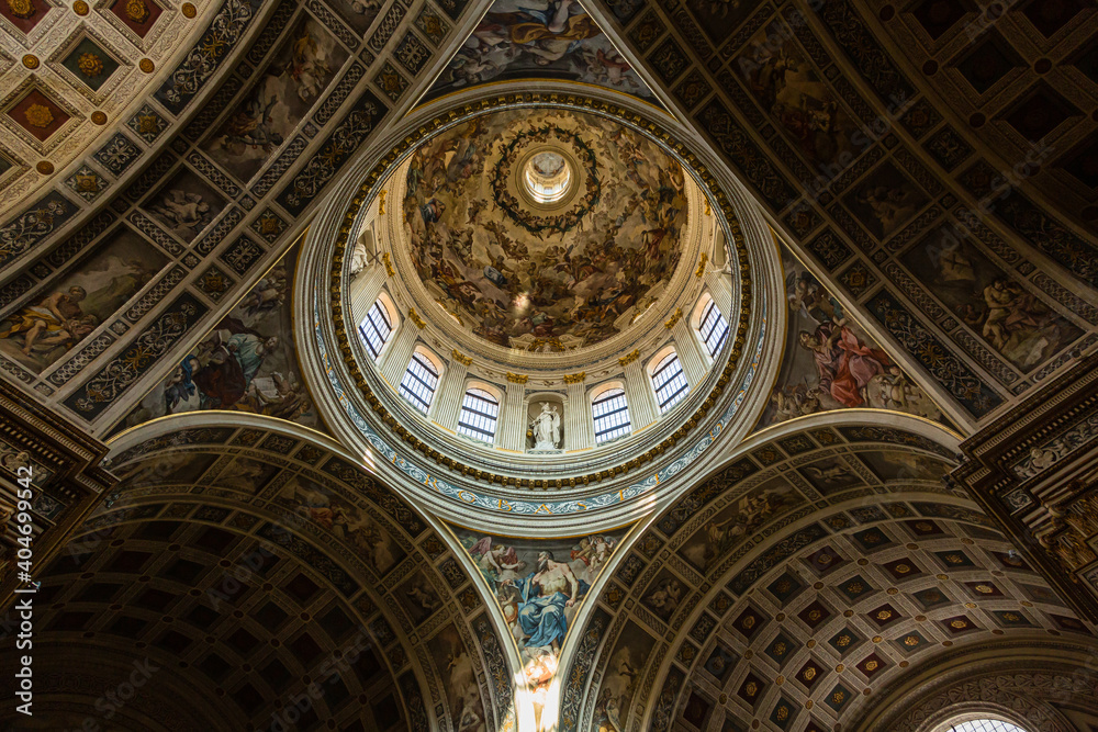 イタリア　マントヴァのサンタンドレア聖堂のドーム
