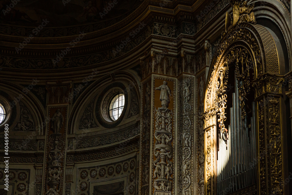 イタリア　マントヴァのサンタンドレア聖堂の内装
