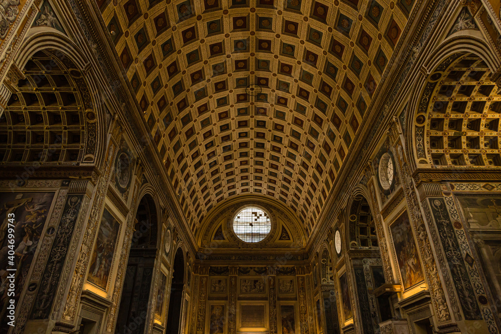 イタリア　マントヴァのサンタンドレア聖堂の内装
