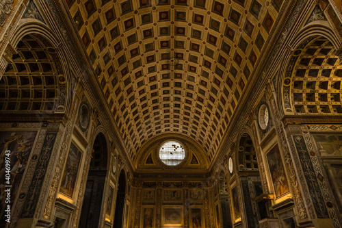 イタリア マントヴァのサンタンドレア聖堂の内装 