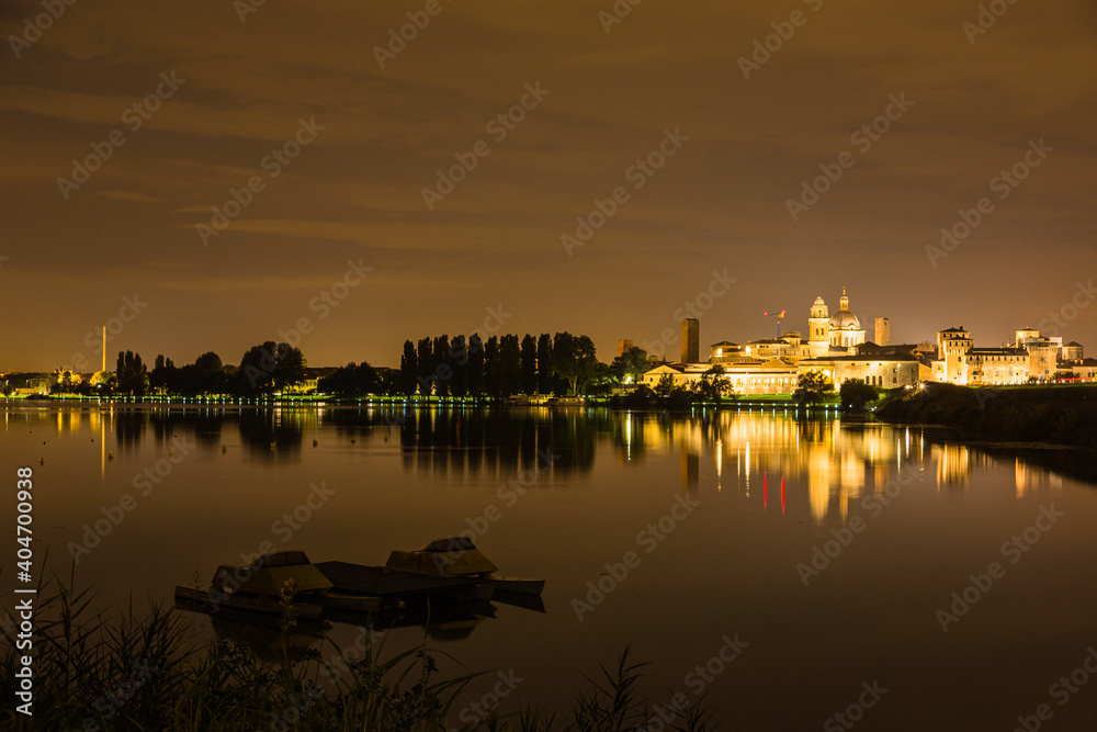 Naklejka premium イタリア マントヴァの夜景 