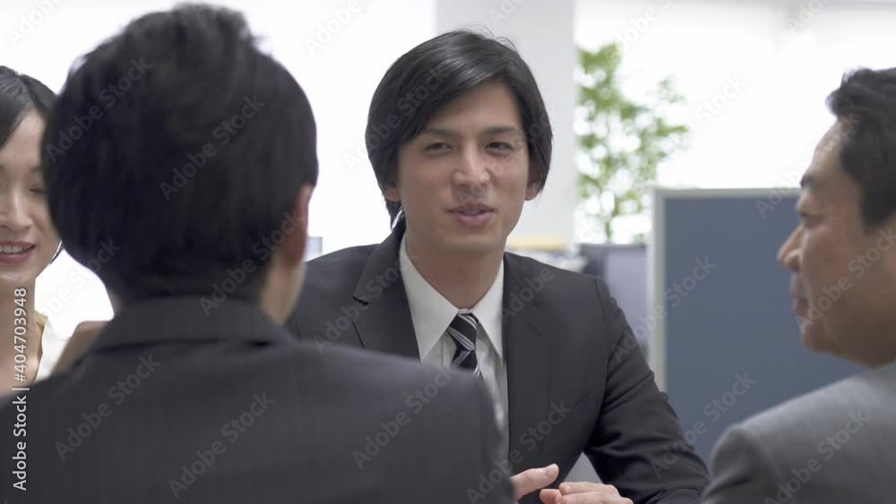 会議するビジネスマンたち 会議するビジネスマンたち