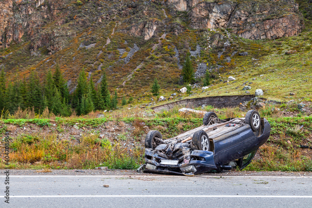Ταπετσαρία Car accident place on a bend, overturned car lies on the roof