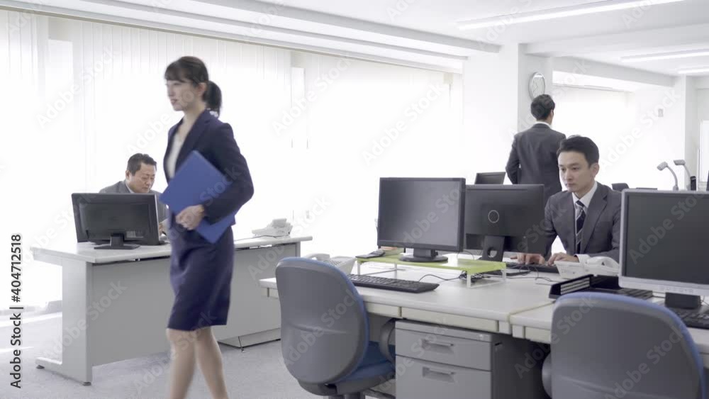 オフィスで働くビジネスマンたち オフィスで働くビジネスマンたち