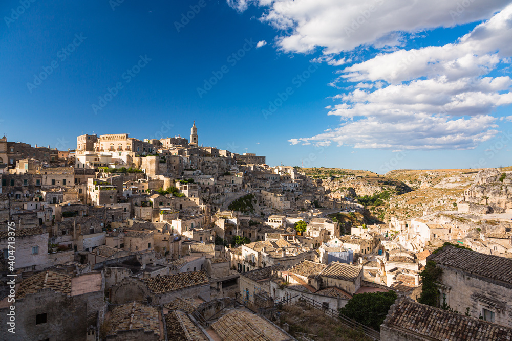 イタリア　マテーラの洞窟住居とマテーラ大聖堂の鐘楼
