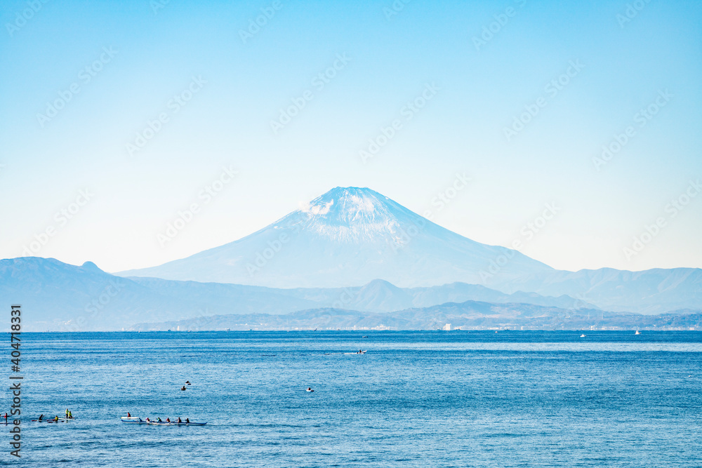 神奈川県葉山の森戸海岸から見た富士山