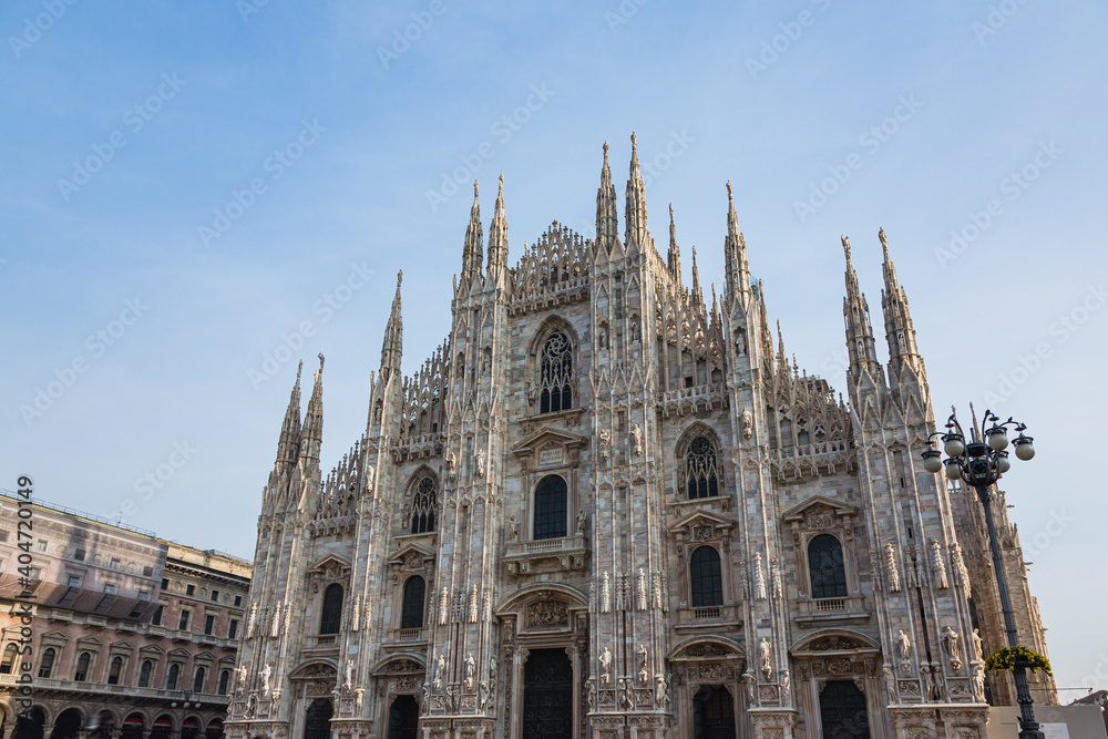 イタリア　ミラノの大聖堂広場に建つドゥオーモ