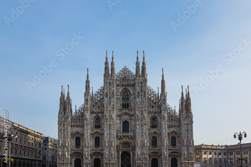イタリア　ミラノの大聖堂広場に建つドゥオーモ