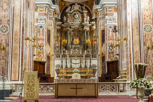 イタリア モノポリの大聖堂の祭壇