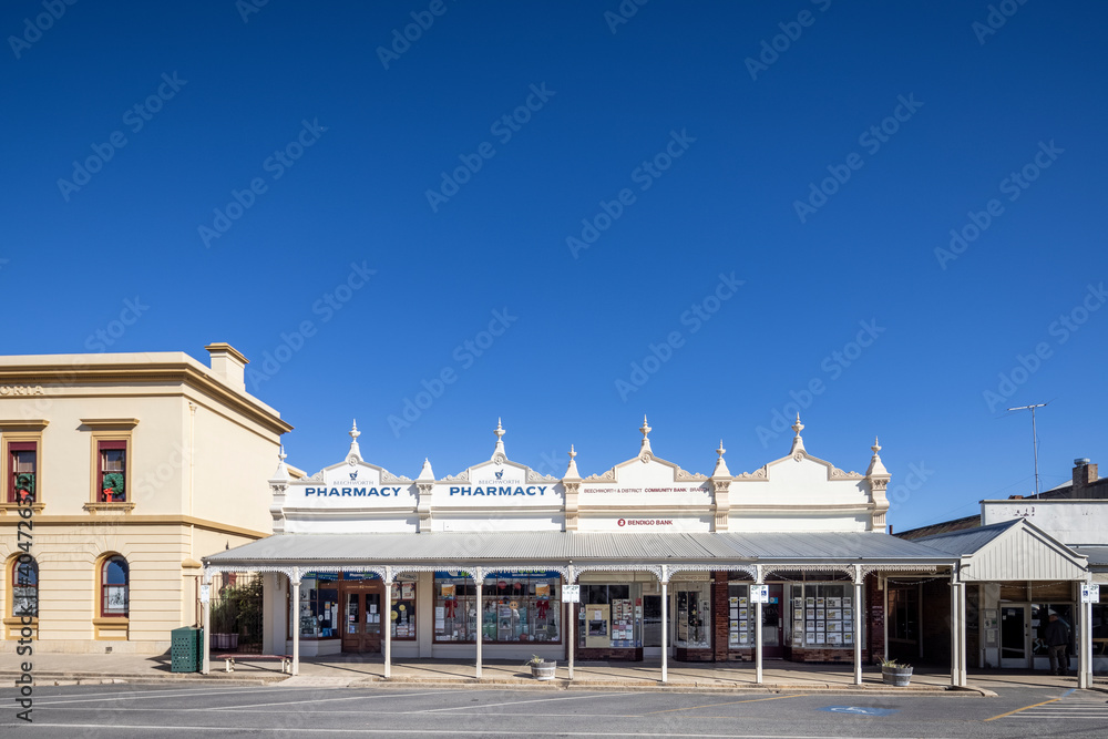 Obraz premium December 19th 2020 Beechworth Australia : Exterior view of classic Victorian architecture in Beechworth, Victoria, Australia