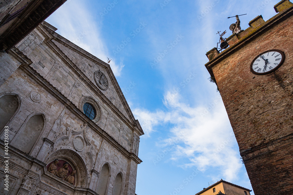 イタリア　モンテプルチャーノの教会と時計塔