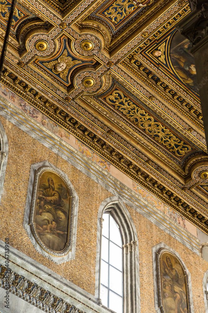 イタリア　ナポリのサンタ・マリア・アッスンタ大聖堂内部
