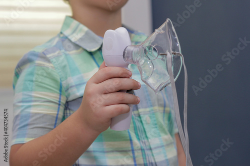 nebulizador para inhalación de niñas joven medicina respiratoria, tratamiento del asma photo