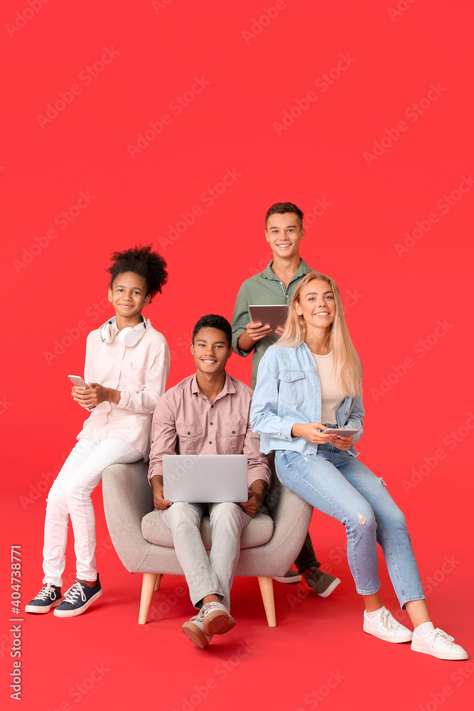 Obraz premium Teenagers with different devices on color background