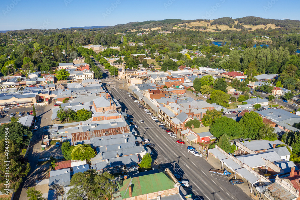 Φωτογραφία Aerial view of the main shopping street in Beechworth, Victoria, Australia