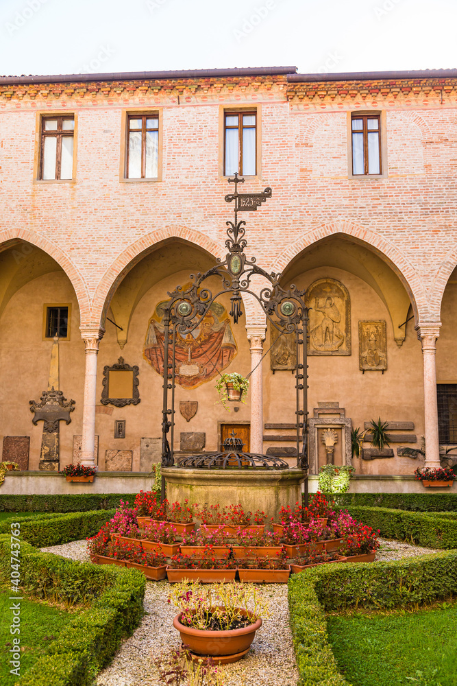 イタリア　パドヴァのサンタントーニオ・ダ・パードヴァ聖堂の中庭
