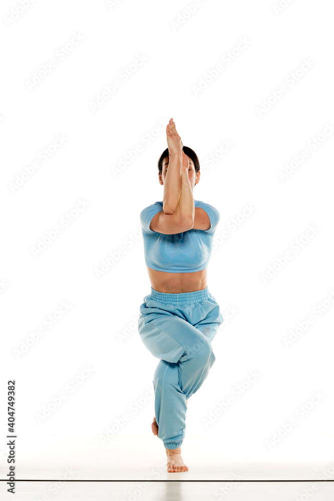 Obraz Kobieta robi joga na białym tle.