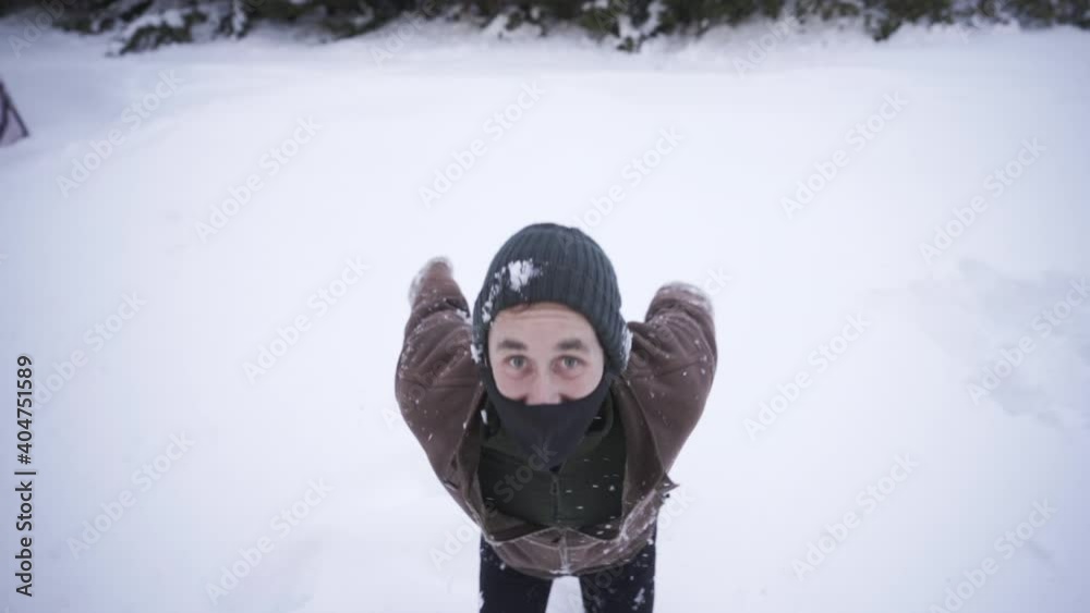 Hombre blanco tirándose a la nieve 