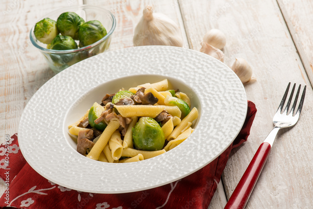 pasta with brussels sprouts and mushroom