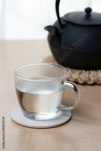 朝の寝起きに一杯の白湯を飲む