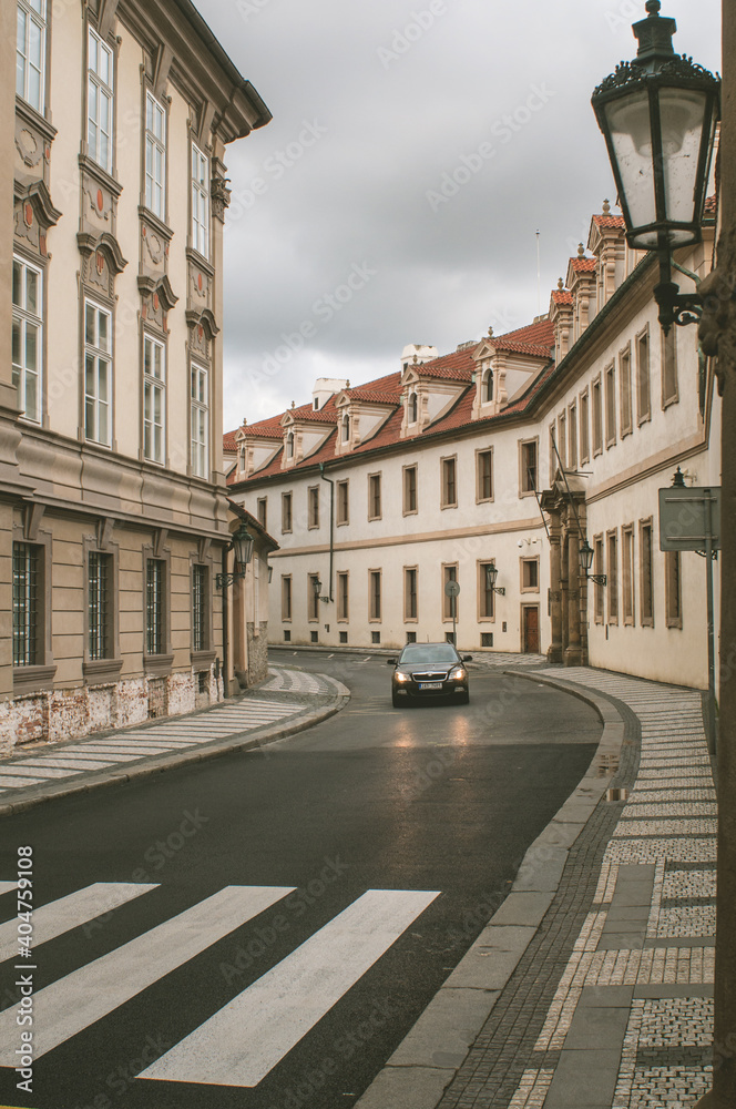 Samotny samochód w zabytkowym centrum Pragi