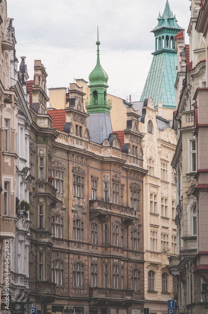 Zabytkowe kamienice w centrum Pragi