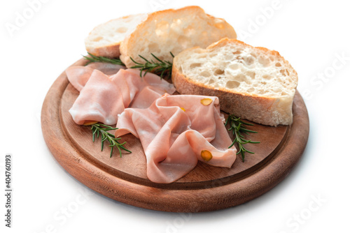 Tagliere con fette di deliziosa mortadella, cucina italiana 