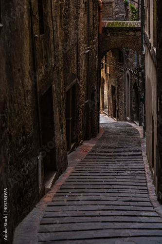 イタリア　ペルージャの路地裏  © pespiero