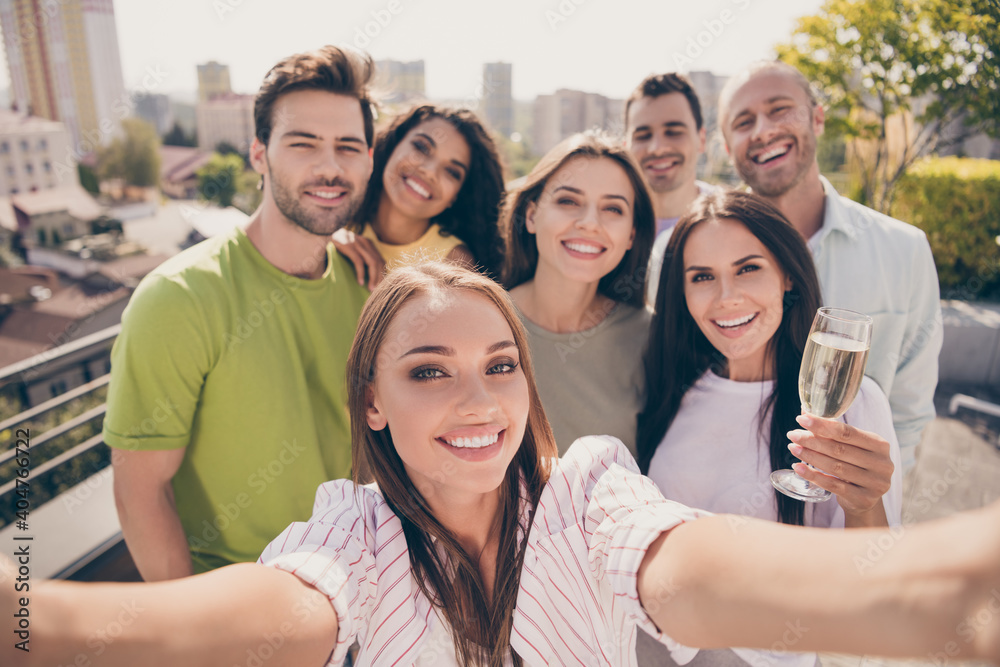 Φωτογραφία Photo portrait of carefree friends spending free time at party in university cam