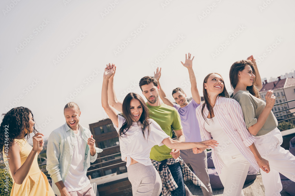Φωτογραφία Photo portrait of young students chilling outside at summer prom party dancing l