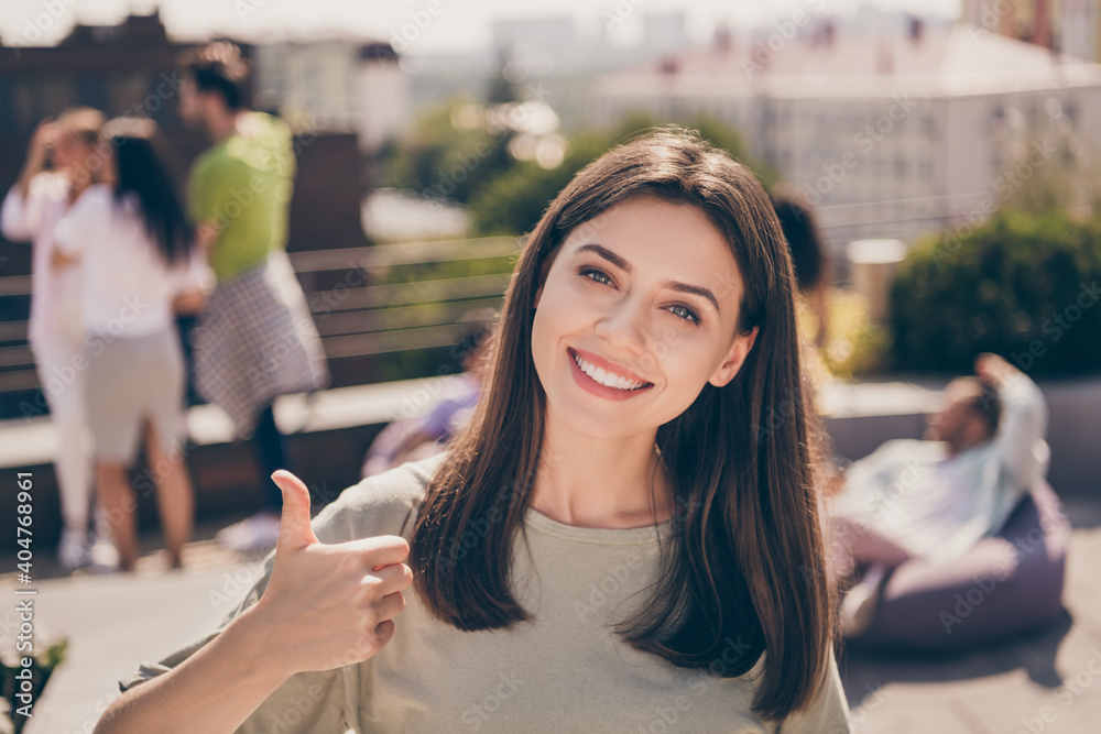 Φωτογραφία Portrait of young attractive smiling cheerful good mood positive lovely girl sho