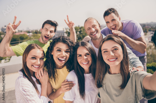 Photo group of young cheerful positive excited happy smiling good mood people hanging out on rooftop take selfie outdoors