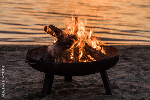 Feuer in einer Feuerschale am Strand