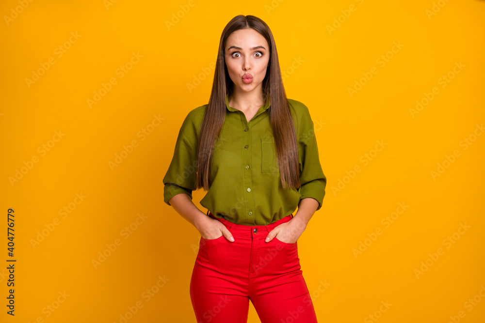 Φωτογραφία Portrait of lovely funny girlish cheerful straight-haired girl sending air kiss