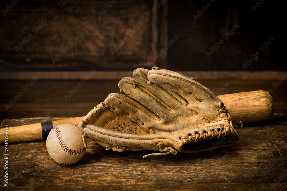 Foto Antique baseball gloves and ball