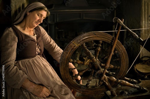 фотографія Renaissance portrait with spinning wheel