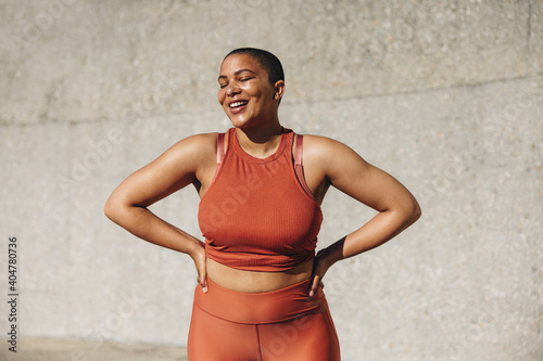 Cuadro en lienzo Plus size woman relaxing after workout