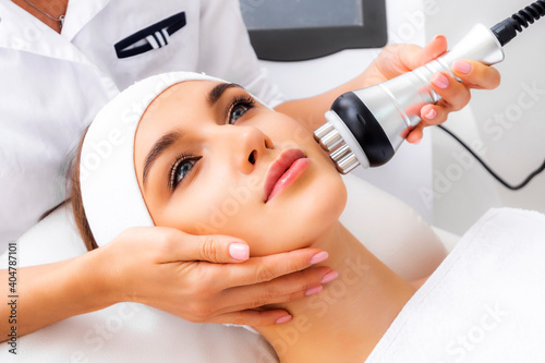 Machine for smoothing wrinkles. Non-injection face lifting. RF-face lifting close-up.