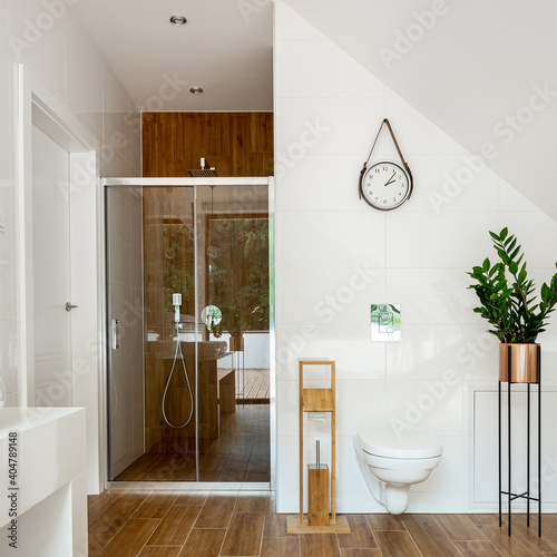 Amazing bathroom with wooden wall and floor